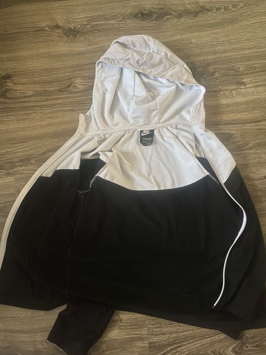 Nike вітровка з капюшоном чорно-біла
