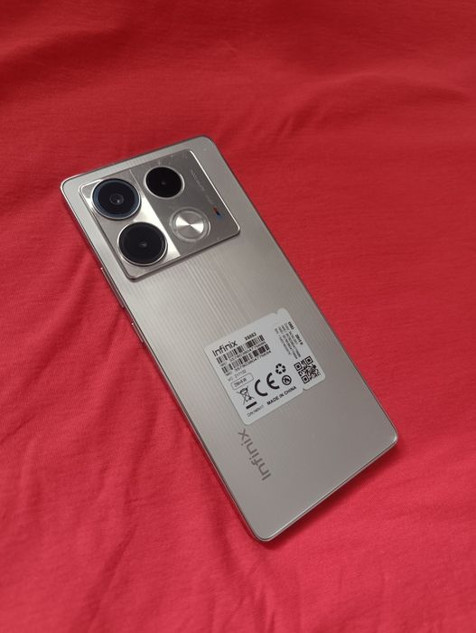 Smartfon Infinix Note 40 + ładowarka indukcyjna Racing Grey