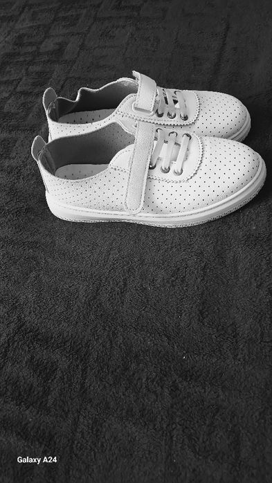 Продам дитяче зручне взуття.