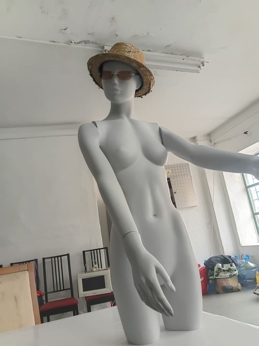 Manequim 1/2 corpo feminino tamanho natural  1,06  mtr x 40 cm (bom estado)