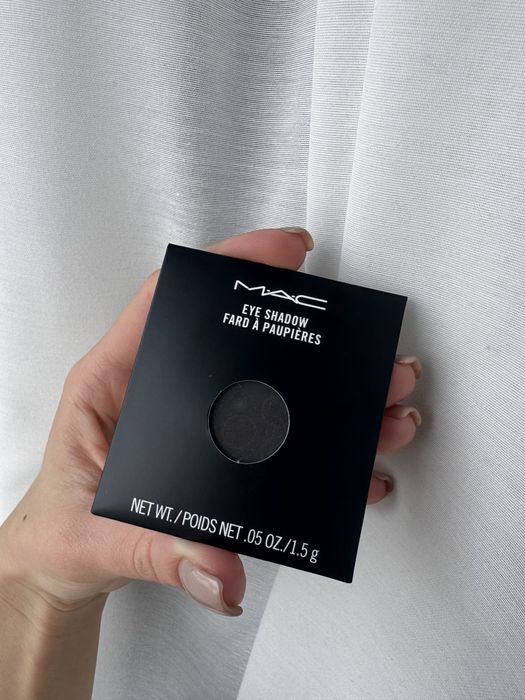 cień do powiek MAC Cosmetics – odcień Print (B43).