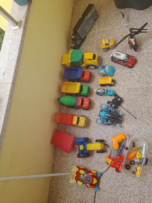 Carros, de vários formatos, mala ferramentas, helicóptero