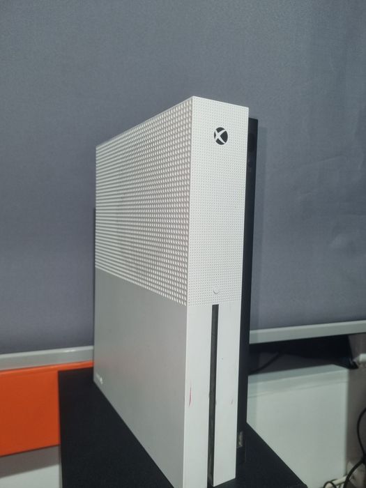 Troco/vendo Xbox one S de 1terabyte com comandos e 5 jogos