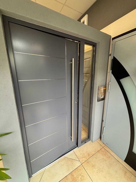 Drzwi zewnętrzne aluminiowe z doświetlem