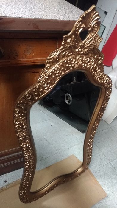 Espelho com Moldura Decorativa  de Estilo Classico em talha Dourada