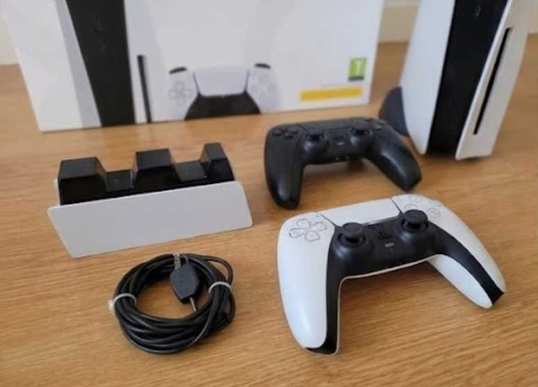 PlayStation 5 com Leitor de Discos + 2 Comandos + Base de Carregamento