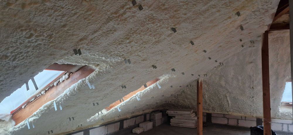 Ocieplenie poddasza PIANA PUR, natrysk, izolacja pianą ocieplenie domu