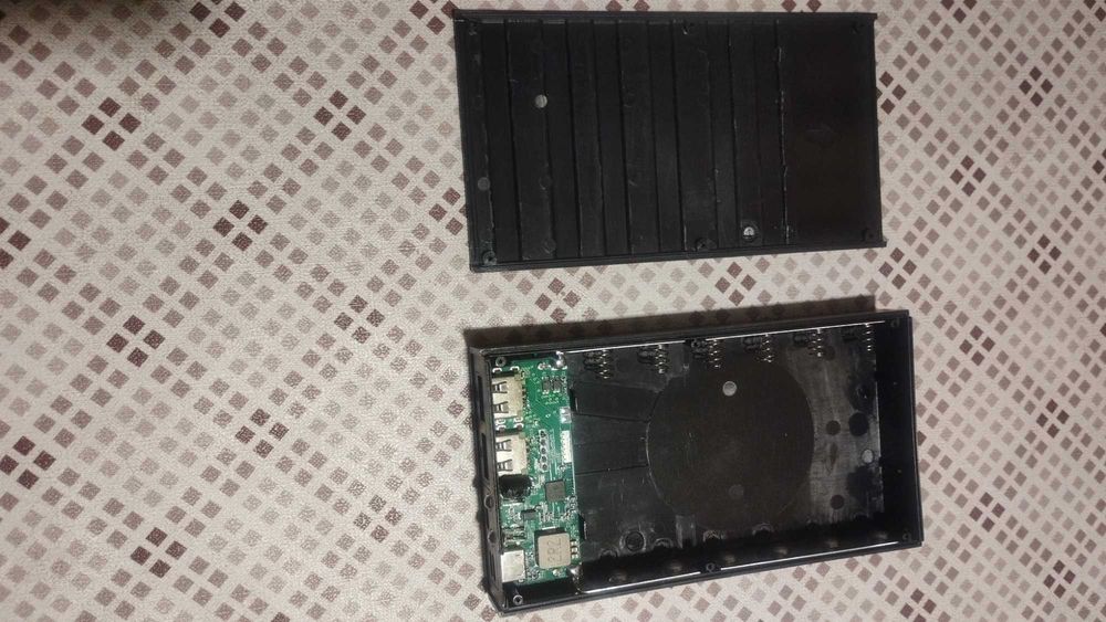 Корпус повербанка - швидка зарядка телефону та самого повербанку.