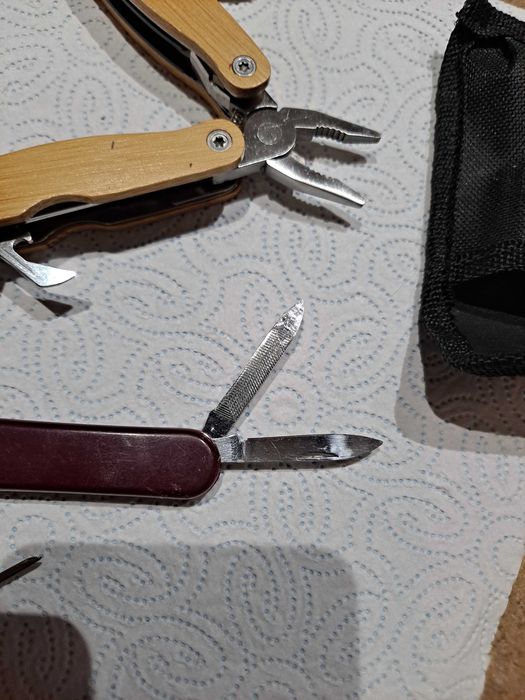 Zestaw dwóch scyzoryków, urządzeń wielofunkcyjnych, multitooli.