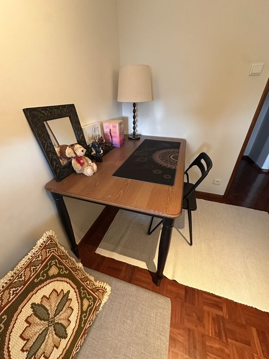Mesa em pinho castanha e preta