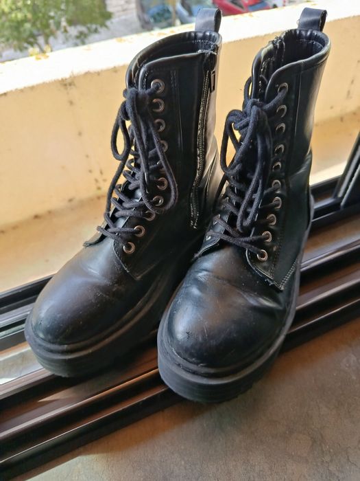 Bota estilo militar/motard, em bom estado, pull&bearf