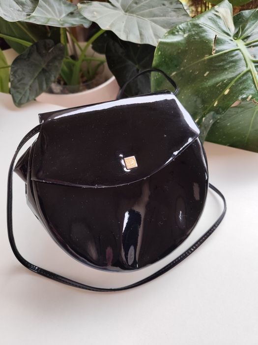 Śliczna mała czarna lakierowana torebka na cienkim pasku