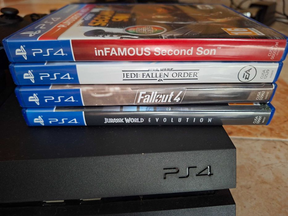 Playstation 4 500Gb com 1 comando e 4 jogos