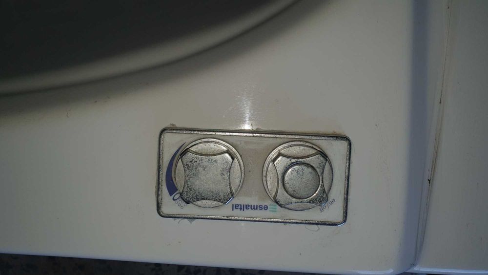 Banheira angular com sistema de hidro-massagem.