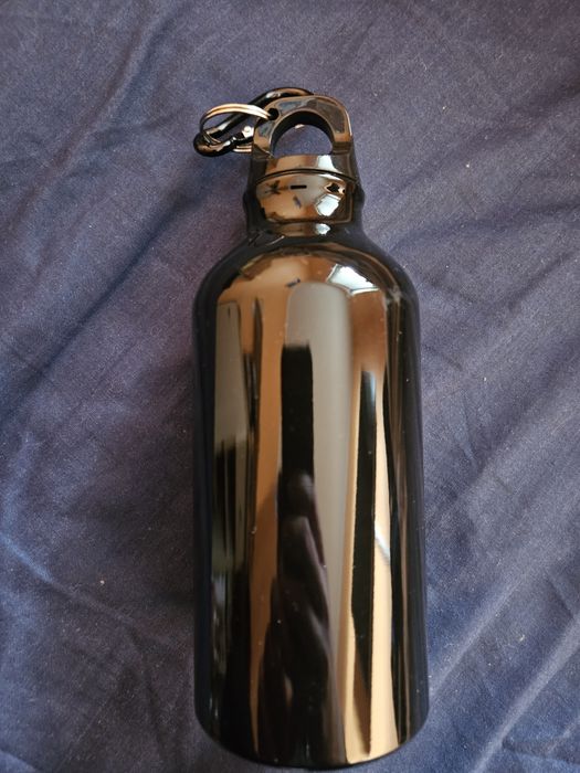 Aluminiowa butelka na wodę z karabińczykiem