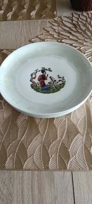 8  talerzy. Porcelana PRL. Piękne wzory.
