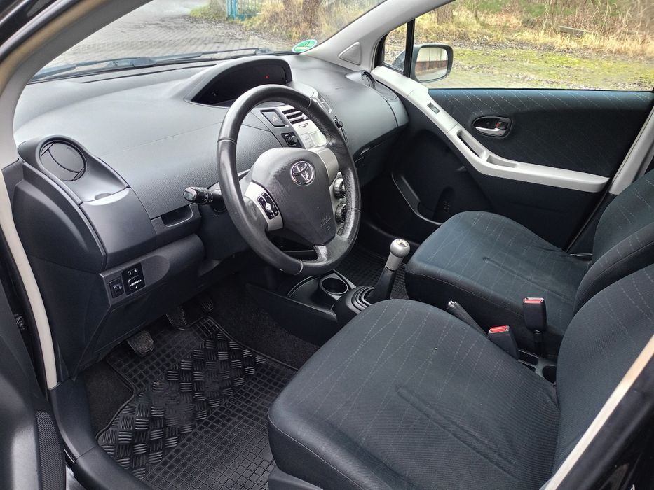 Toyota Yaris** 1.3 benzyna**czujniki**klima**alufelgi**