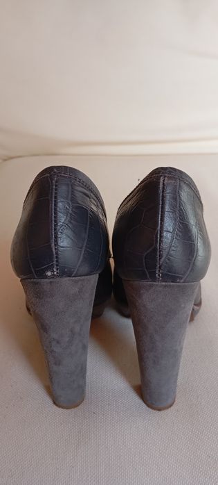 Sapato salto alto cinza em pele Marca Uterque