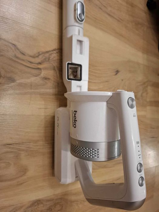 odkurzacz pionowy beko vrt71025vw + stojak na części uszkodzony