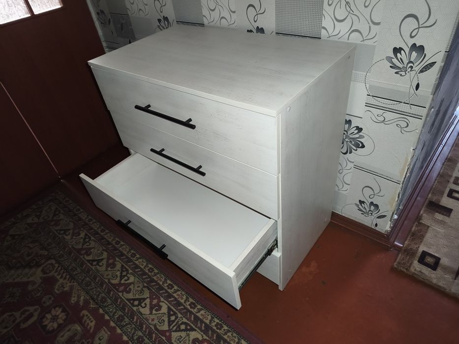 Комод на чотири шухлди