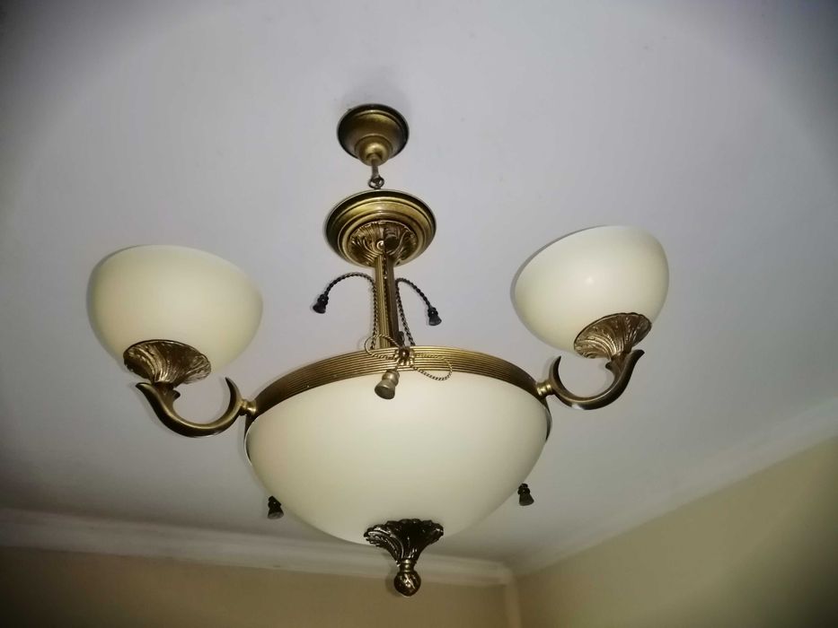 Par de candeeiros de teto em latão polido com vidro opaco bege