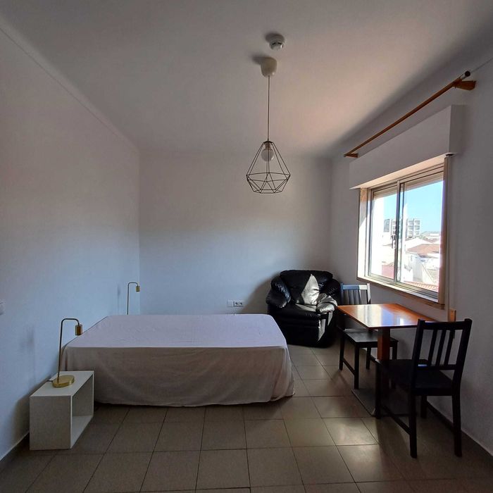 Quarto Suite - Mobilado no Centro do Cartaxo / Casa Banho Privativa - Rua José Ribeiro da Costa