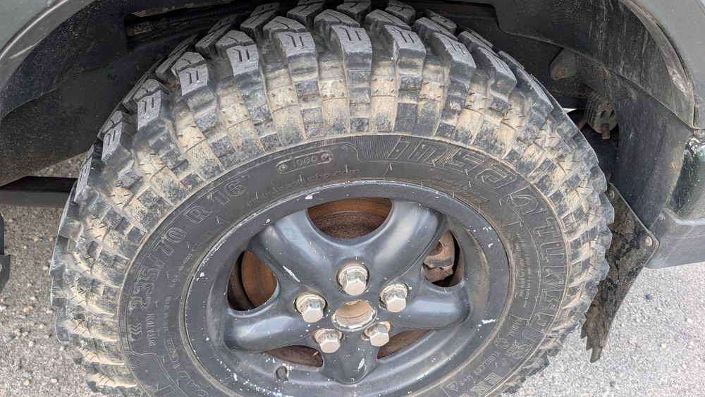 Vendo pneus 235 70 R 16