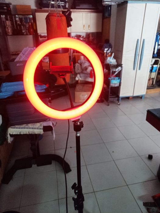 Aro de luz com varias cores com tripé