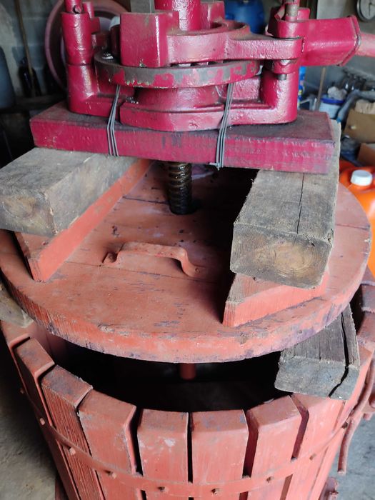 prensa de uva com rodas