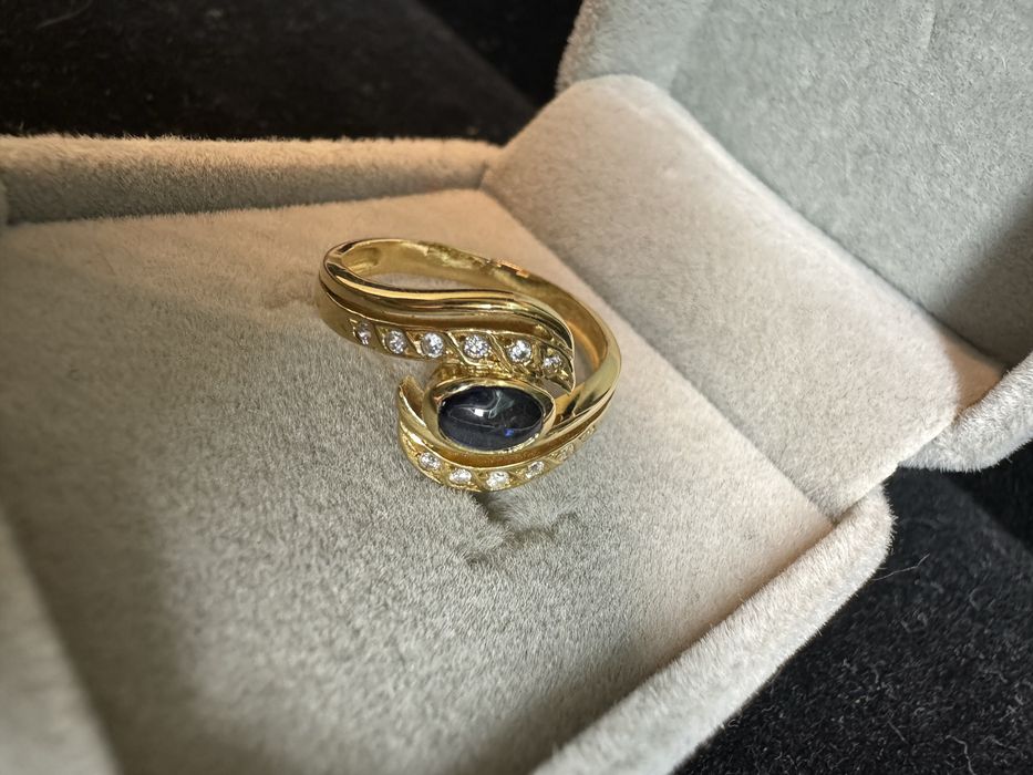 Anel ouro 19.2k com safira e zicornias
