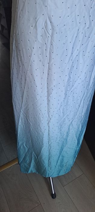 Elegancka dluga sukienka w ala diamencikina ramiaczkach odkryte plecy