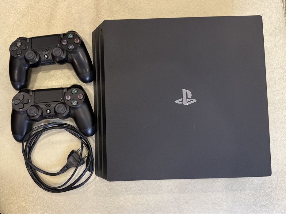 konsola PlayStation 4 PRO  1 TB + 6 grier, 2 pady