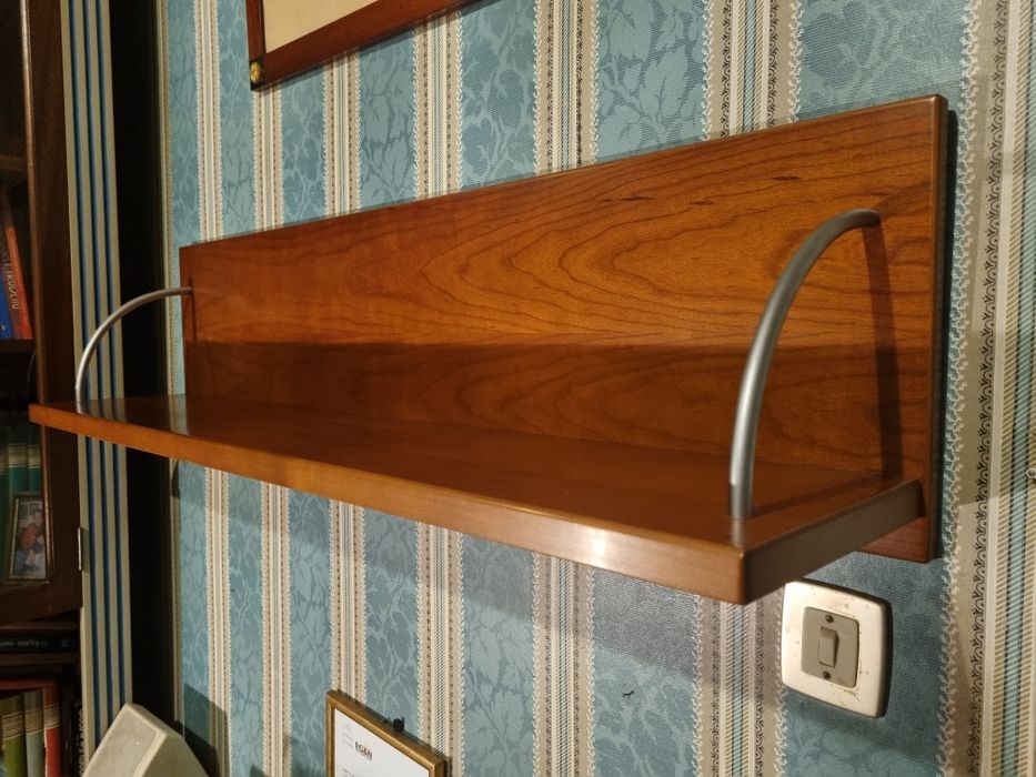 Estante em madeira com aros metálicos