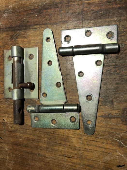 Dobradiças e ferrolho