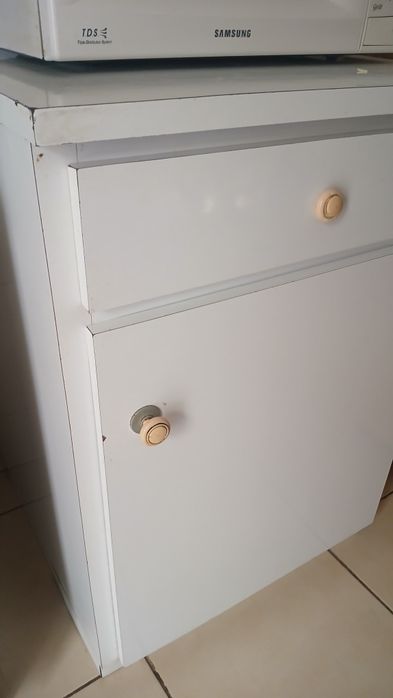 Móvel branco com gravata
