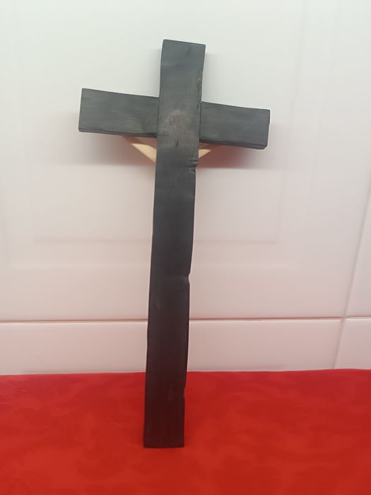 Crucifixo em Madeira com Cristo. 25 cm