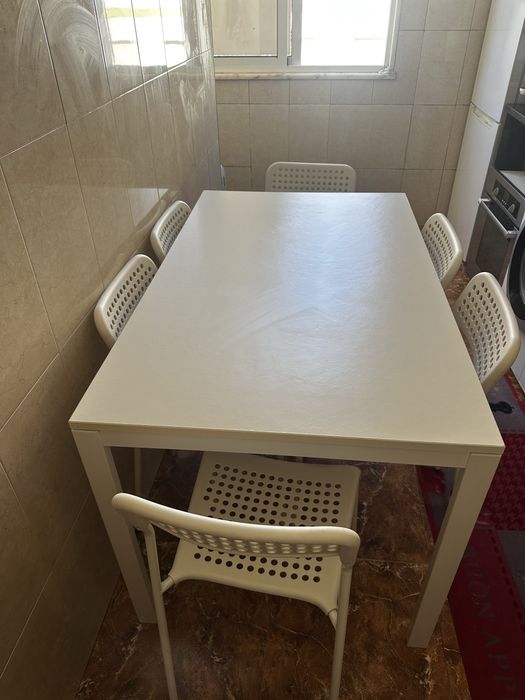 Vendo mesa ikea branca com 6 cadeiras.