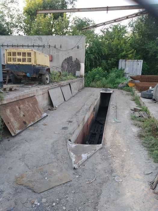Комерційна база з виробничими приміщеннями та великою територією