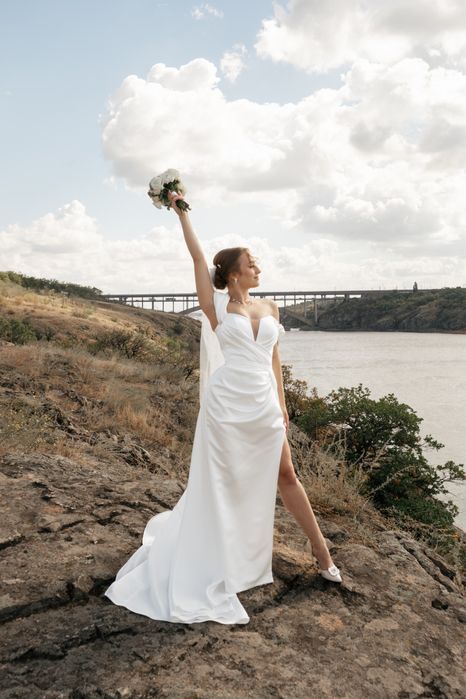 Шикарна весільна сукня з відстібним шлейфом