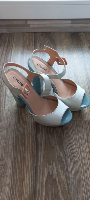 Sandałki na koturnie roz. 37 biało błękitne wysokie