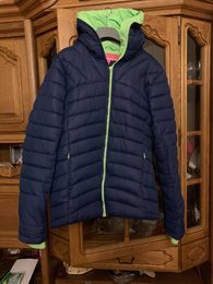 niebieska kurtka z kapturkiem seledynowym