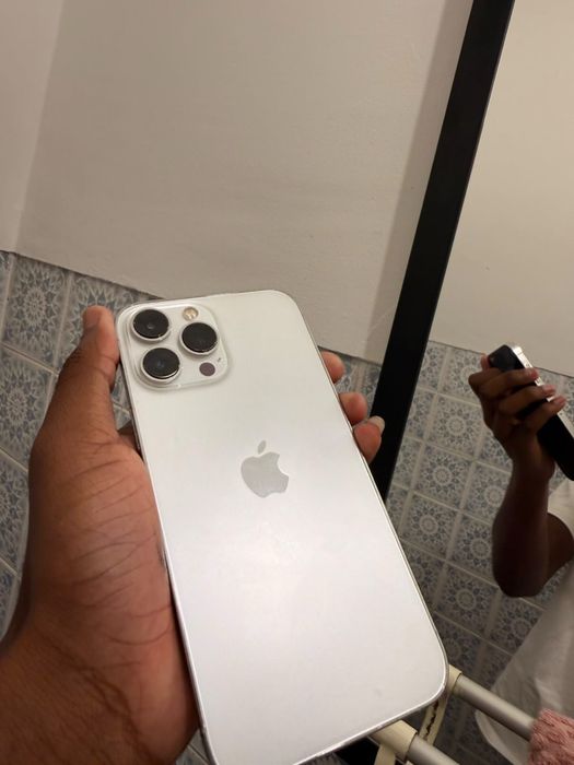 Iphone 13 promax com 81% de bataria e um quebradinho no ecrã mas esta tudo funcionando perfeitamente