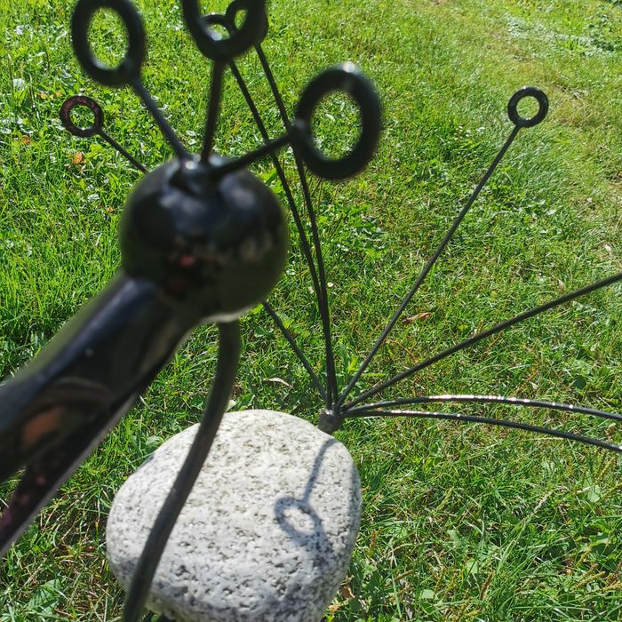 Zestaw figurek ogrodowych, kamień plus metal