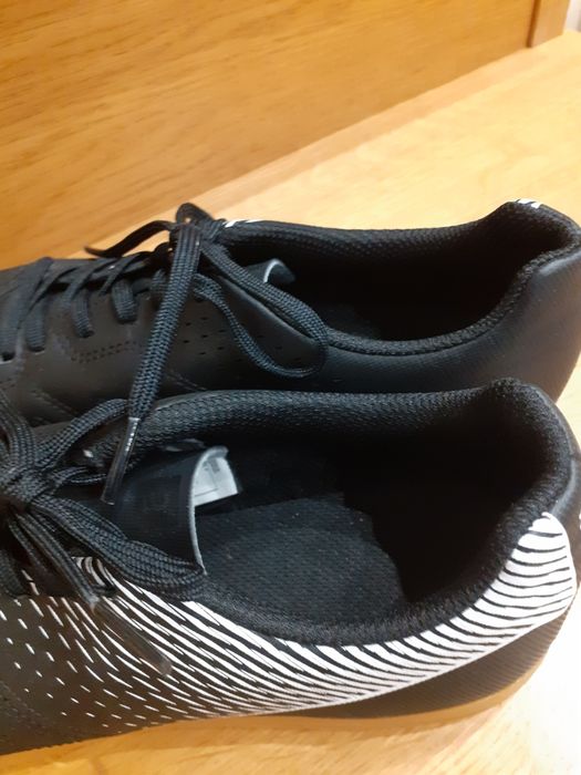 Halówki decathlon futsal roz. 38 dł. wkł. 24,5 czarne.