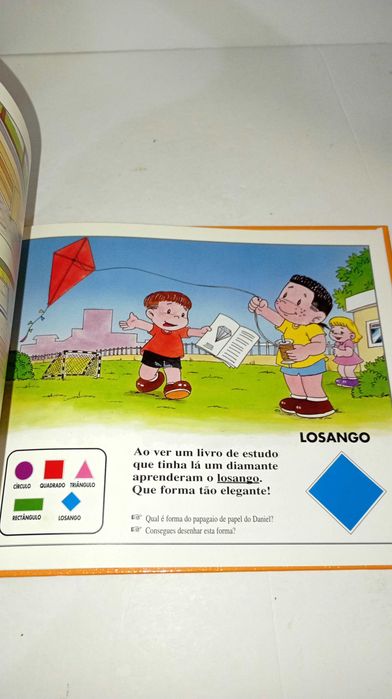 Sara e Daniel - vamos à escola aprender as formas