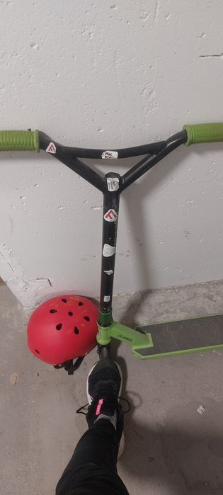 Hulajnoga wyczynowa  i kask