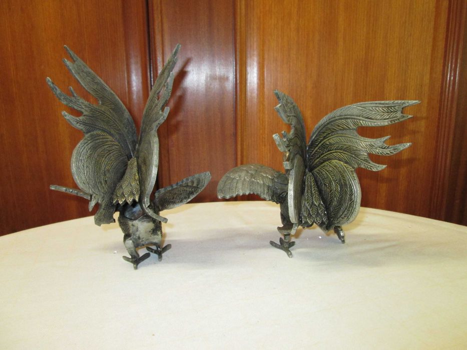2 Estatuetas em Metal - Par de Galos em Luta