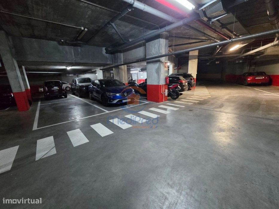 Apartamento T2 com Varanda, Parqueamento e Arrecadação | Alta de Li...