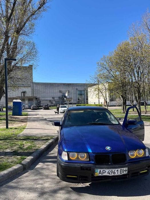 Автомобиль BMW на ходу