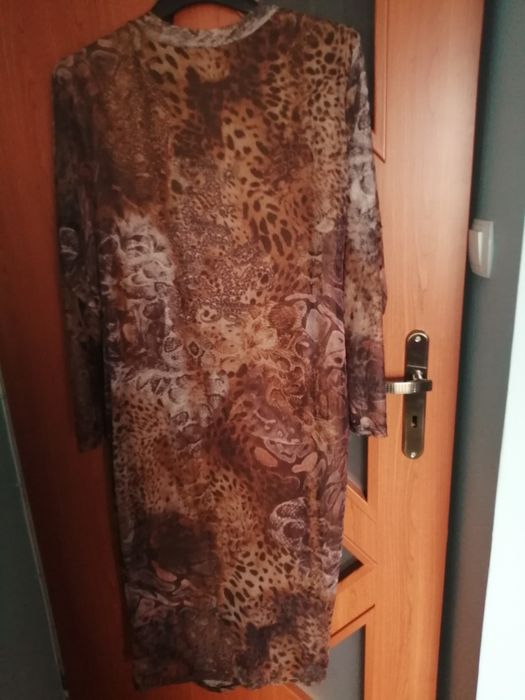 Sukienka włoską koloru beżowego
